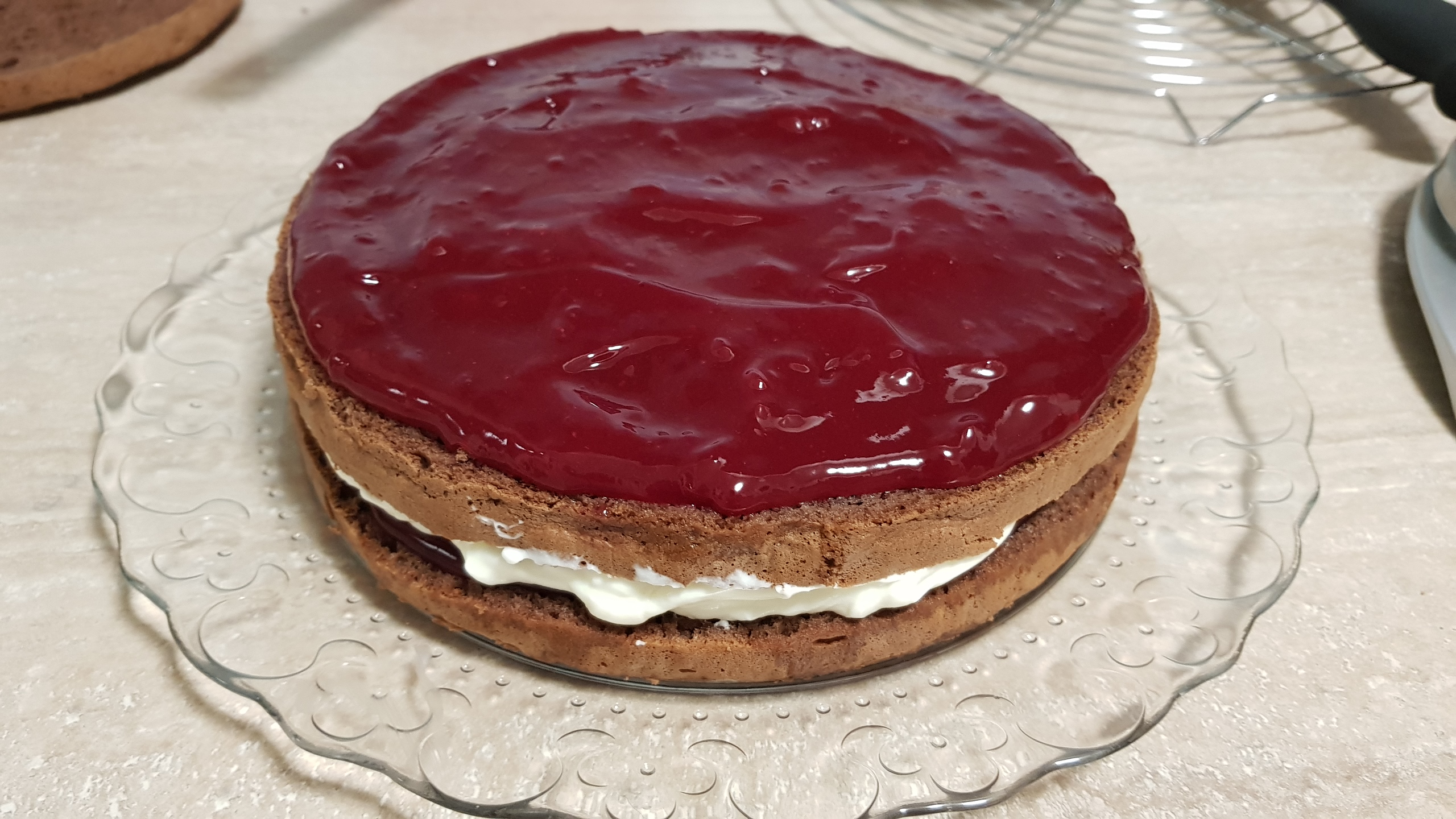 Desert tort cu jeleu de fructe de padure si crema mascarpone