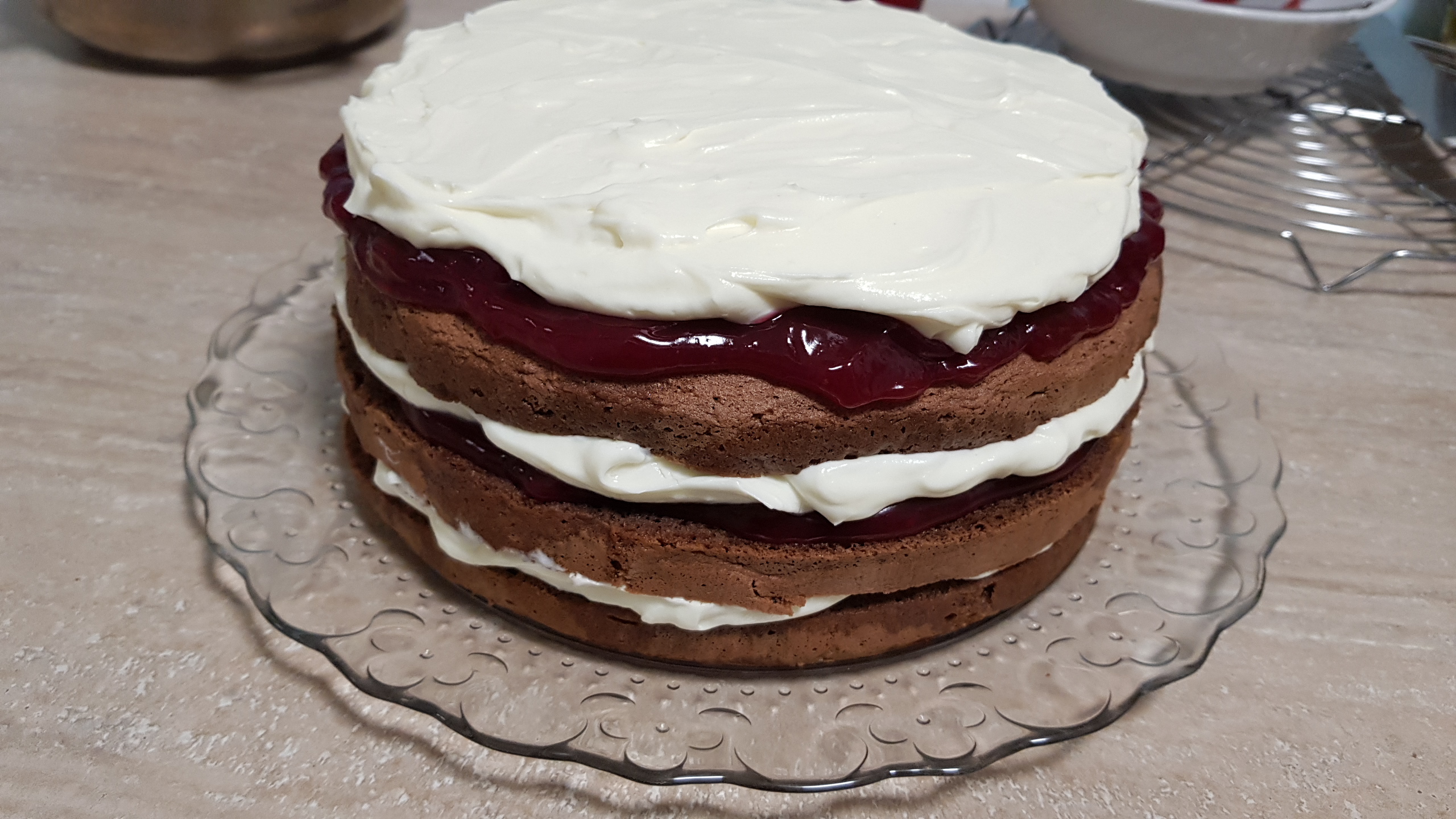 Desert tort cu jeleu de fructe de padure si crema mascarpone