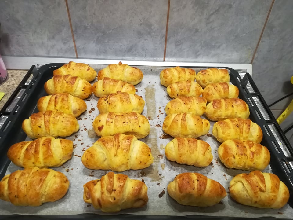 Aperitiv minicroissante cu crenvursti in foietaj