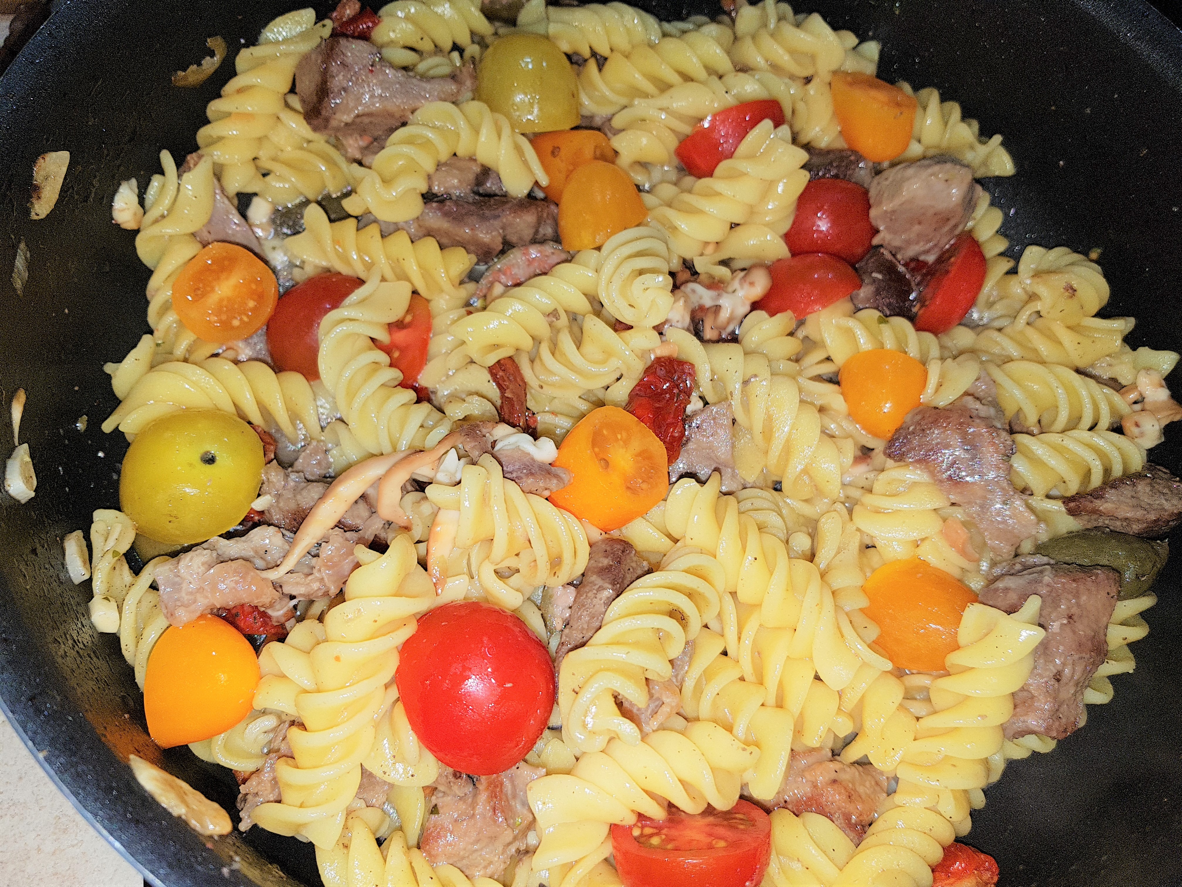 Salata de fusilli cu carne de vitel si rucola