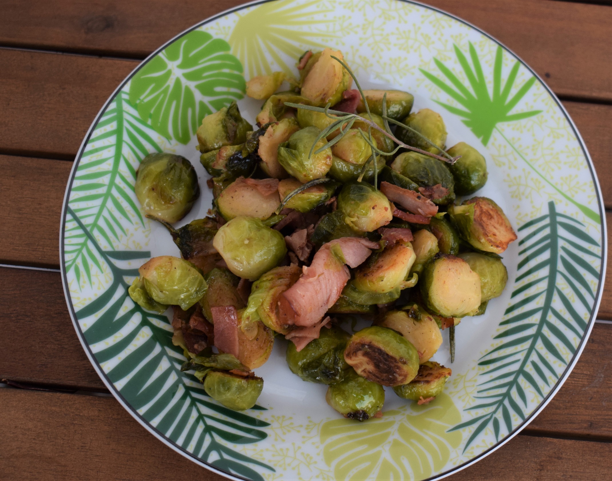 Salata calda cu varza de Bruxelles