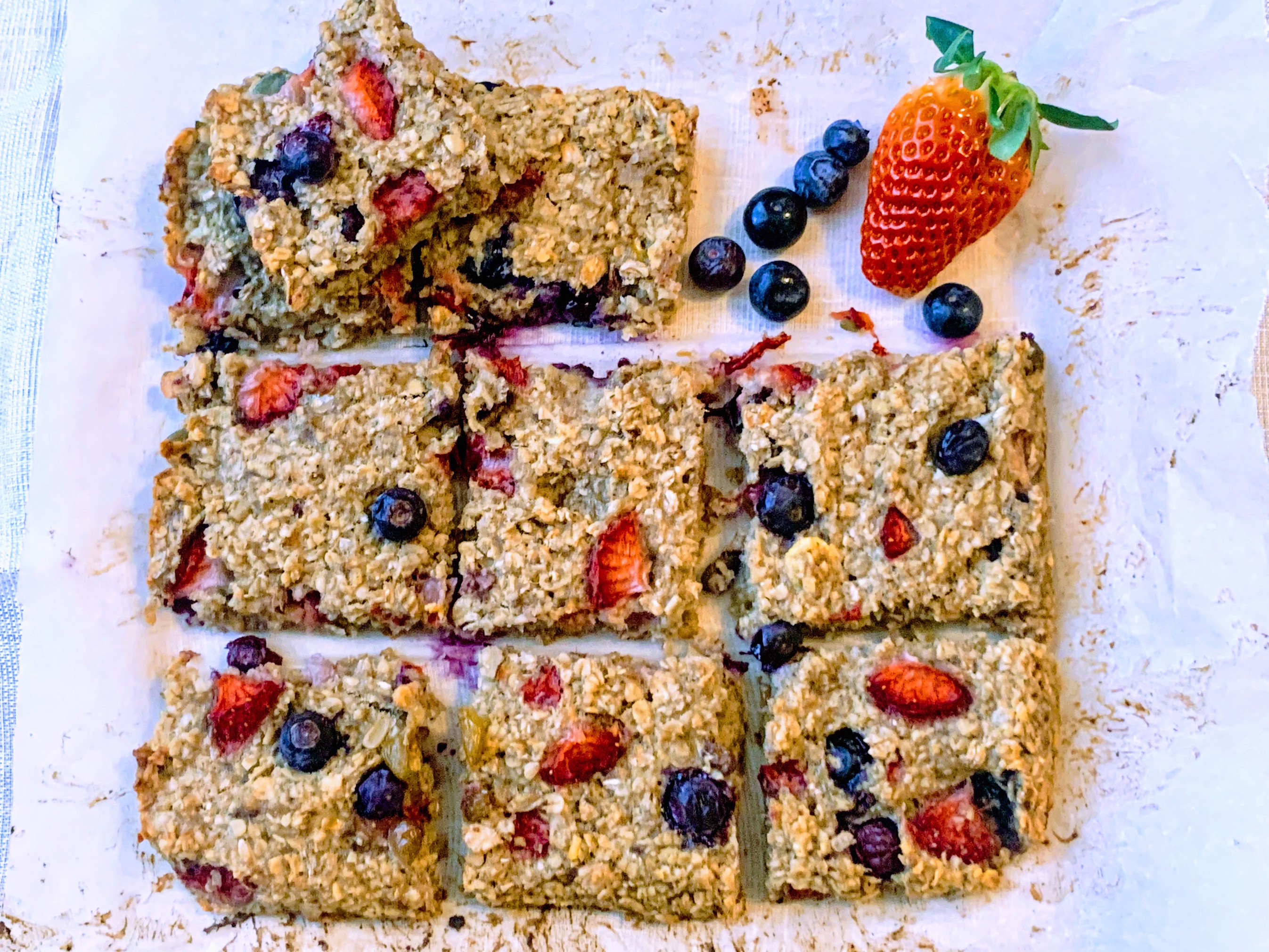 Batoane de ovaz cu capsuni si afine/Strawberry, blueberry oatmeal vegan bars