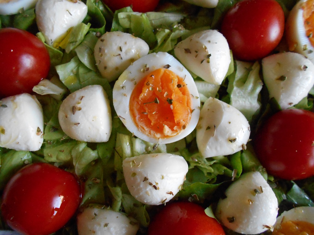 Salata cu mini mozzarella si rosii cherry