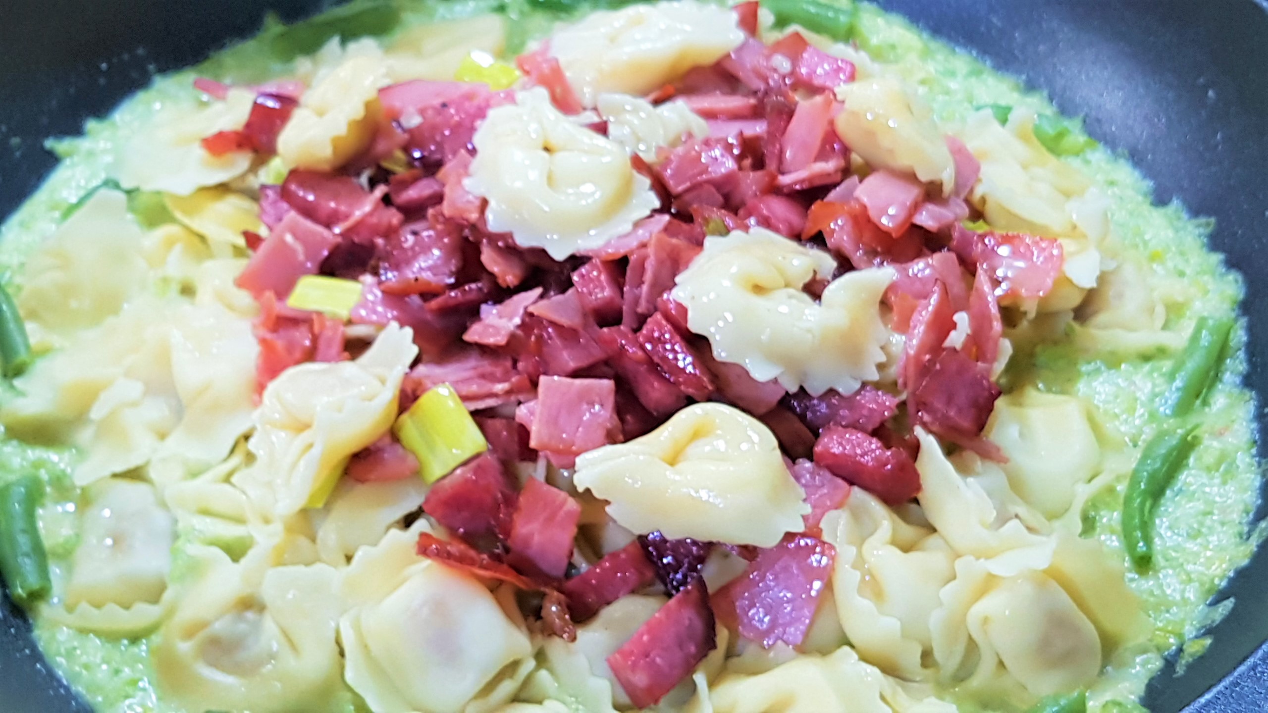 Capelletti cu jambon, sos de pastai verzi si praz