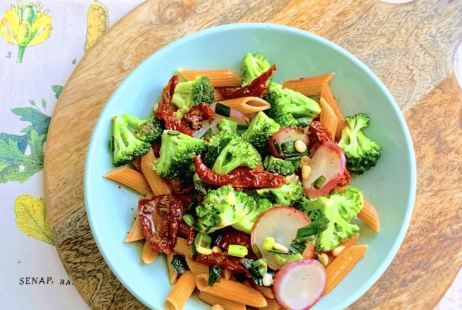 Paste de linte cu broccoli, rosii uscate si muguri de pin