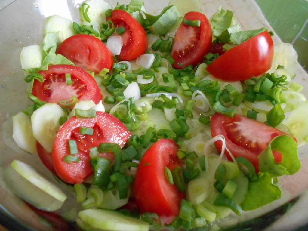 Salata de sezon, cu tofu rumenit la tigaie