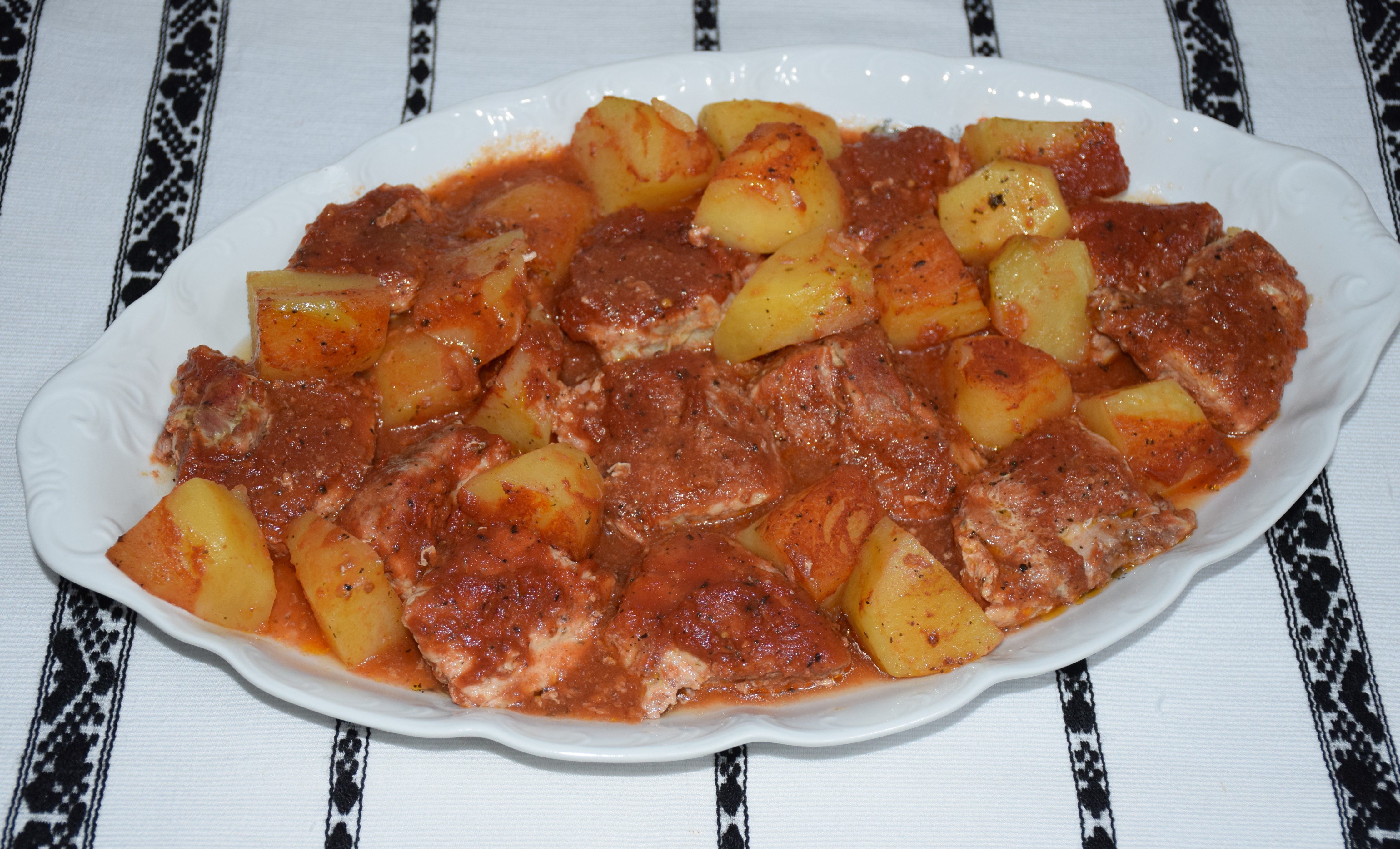 Carne de vitel cu cartofi, la cuptor