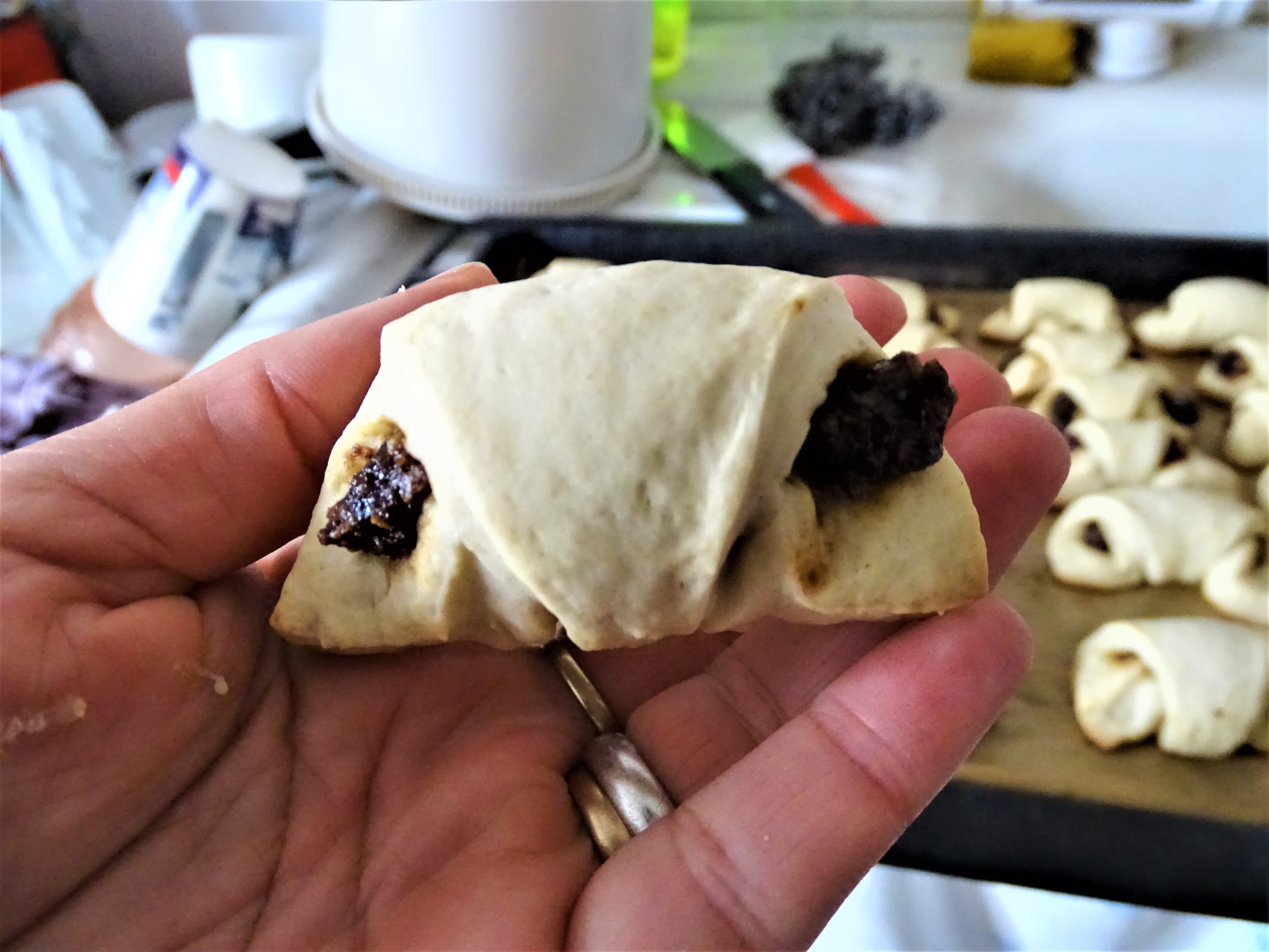 Desert cornulete de post cu gem de prune si nuca