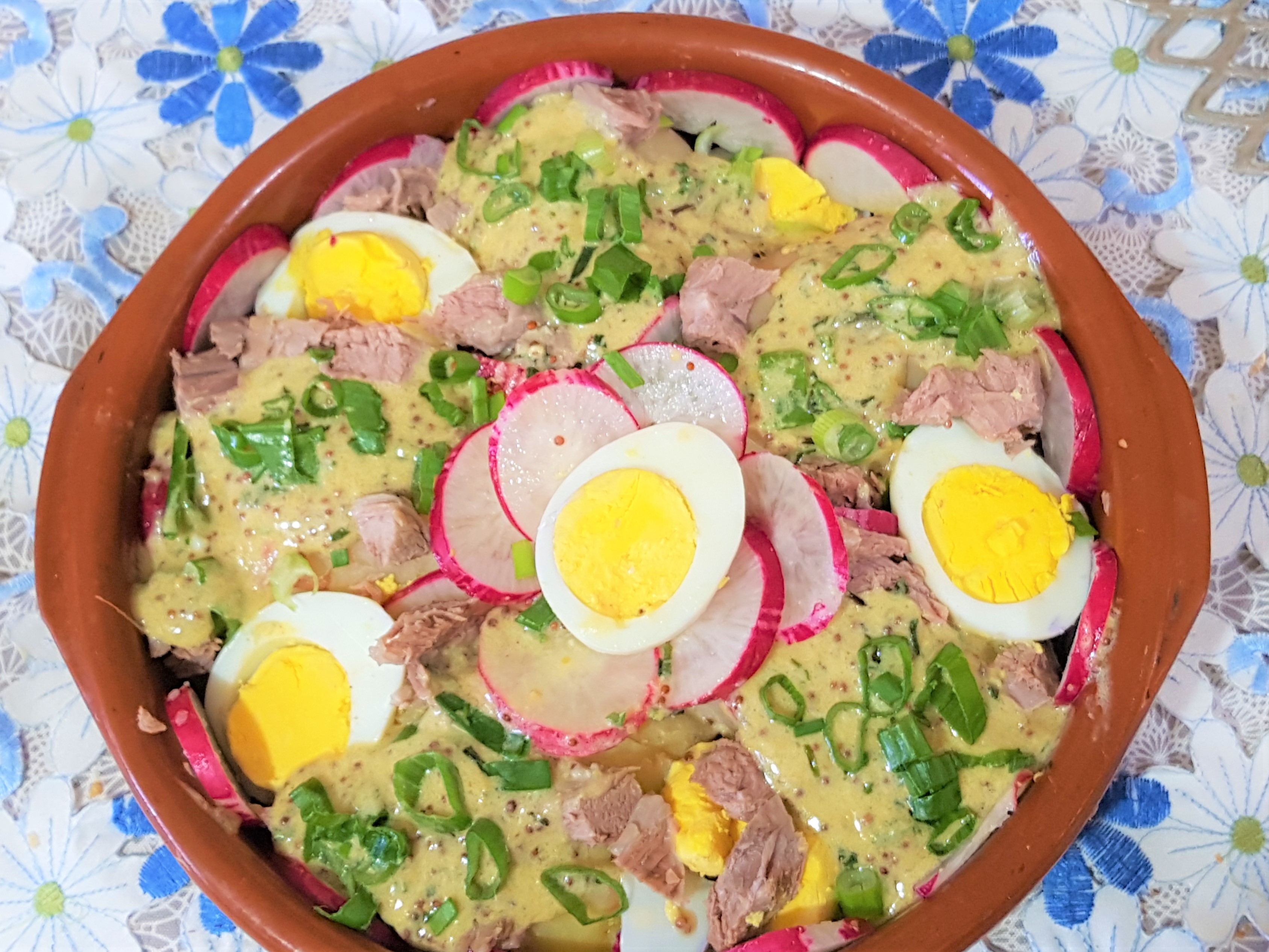 Salata de cartofi cu carne de vitel, oua si tarhon verde