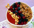 Smoothie bowl cu fructe de padure si banane-3