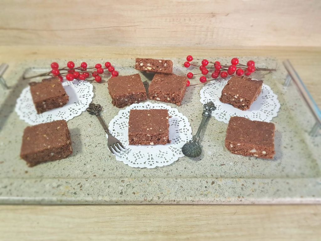 Desert negresa cu ciocolata si migdale (Brownies)