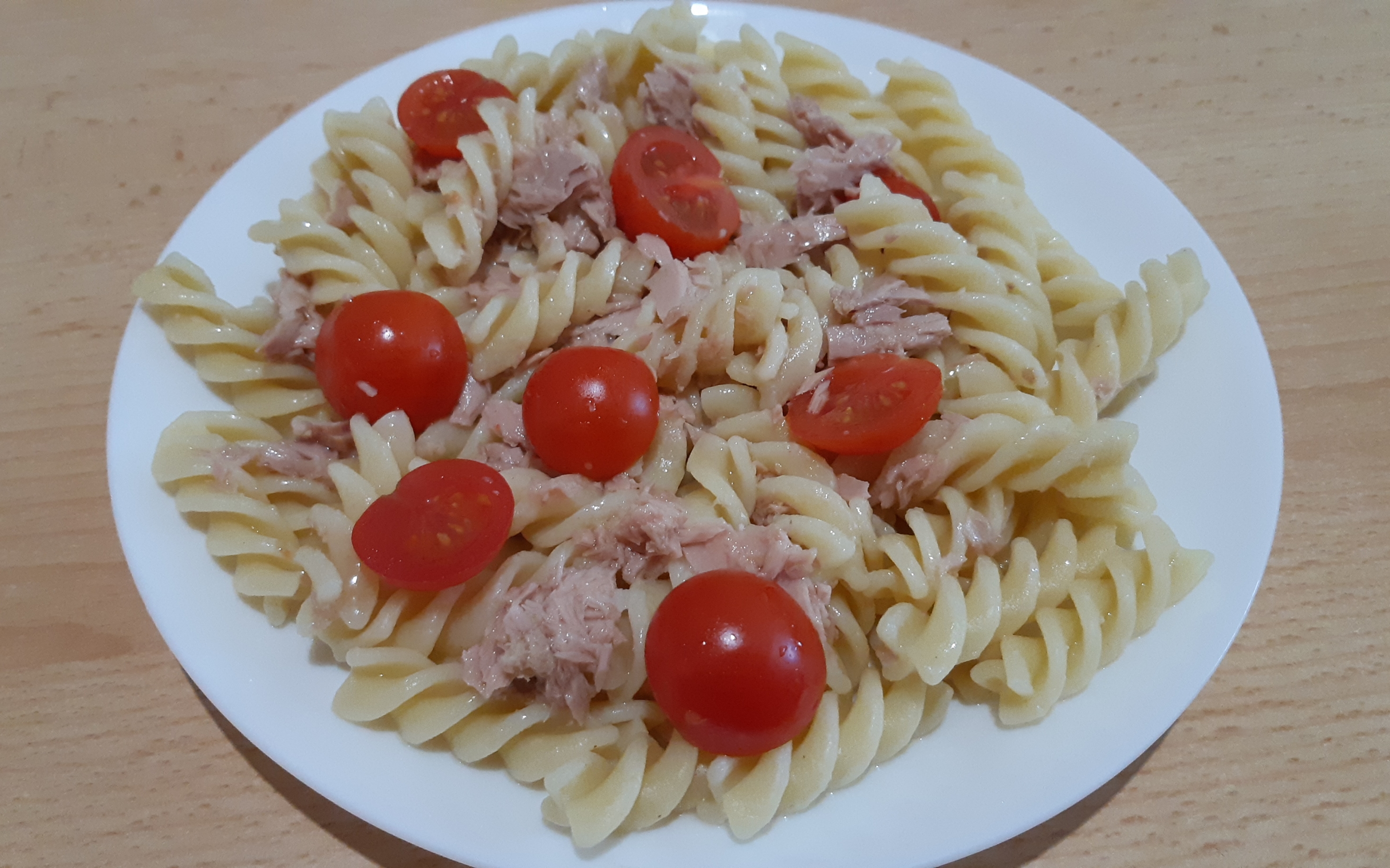 Fusilli cu ton si cherry