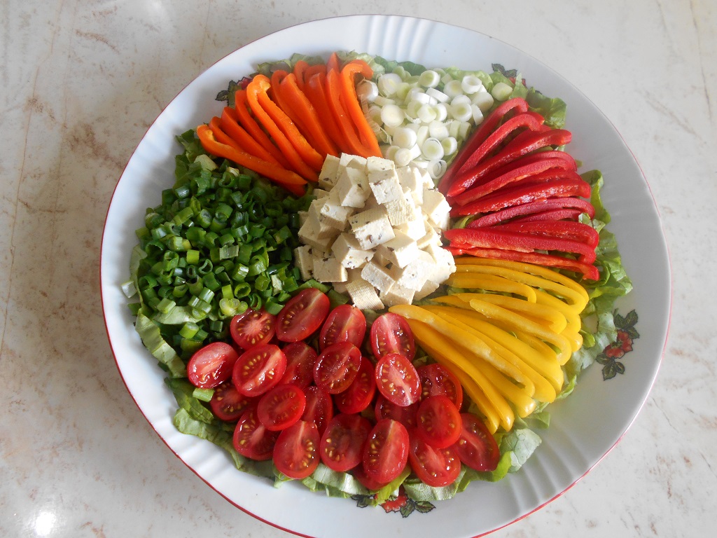 Salata cu tofu, ardei mini, ceapa verde si rosii cherry