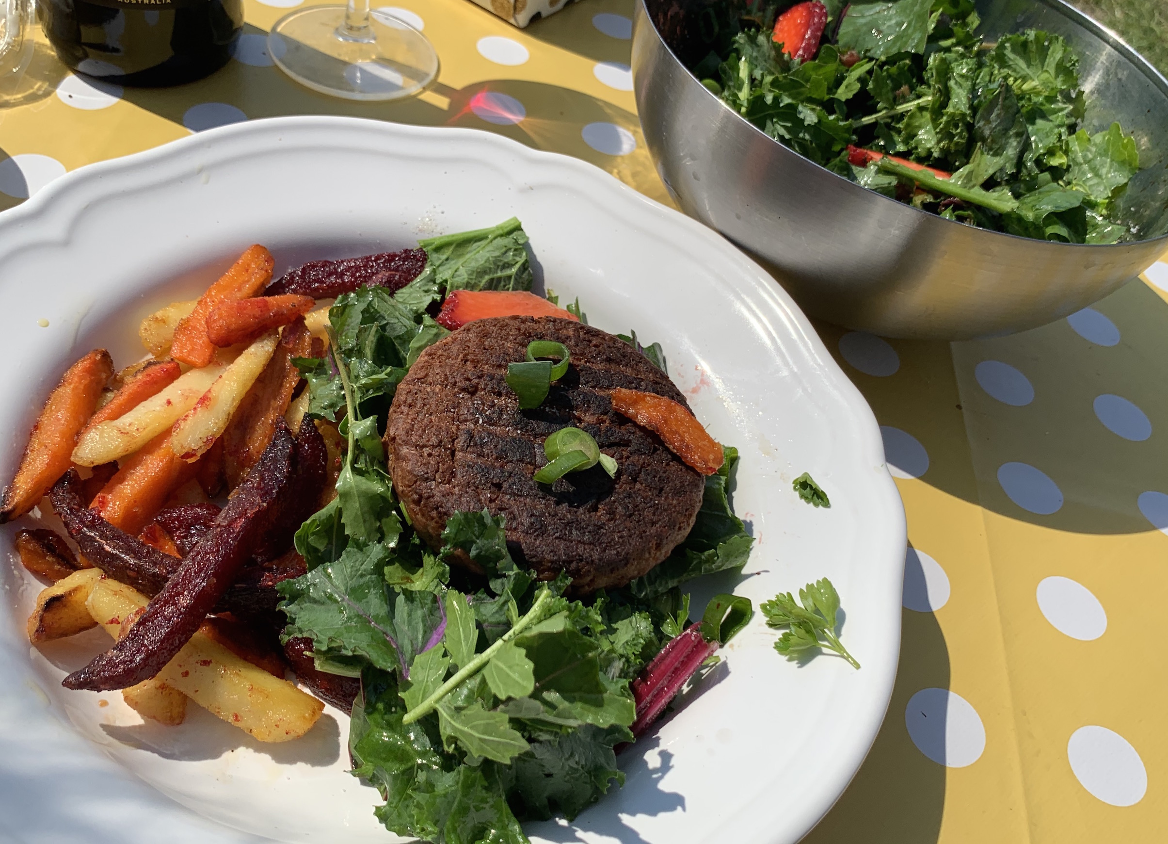 Burger vegan cu legume pai prajite