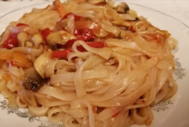 Noodles cu legume si ciuperci