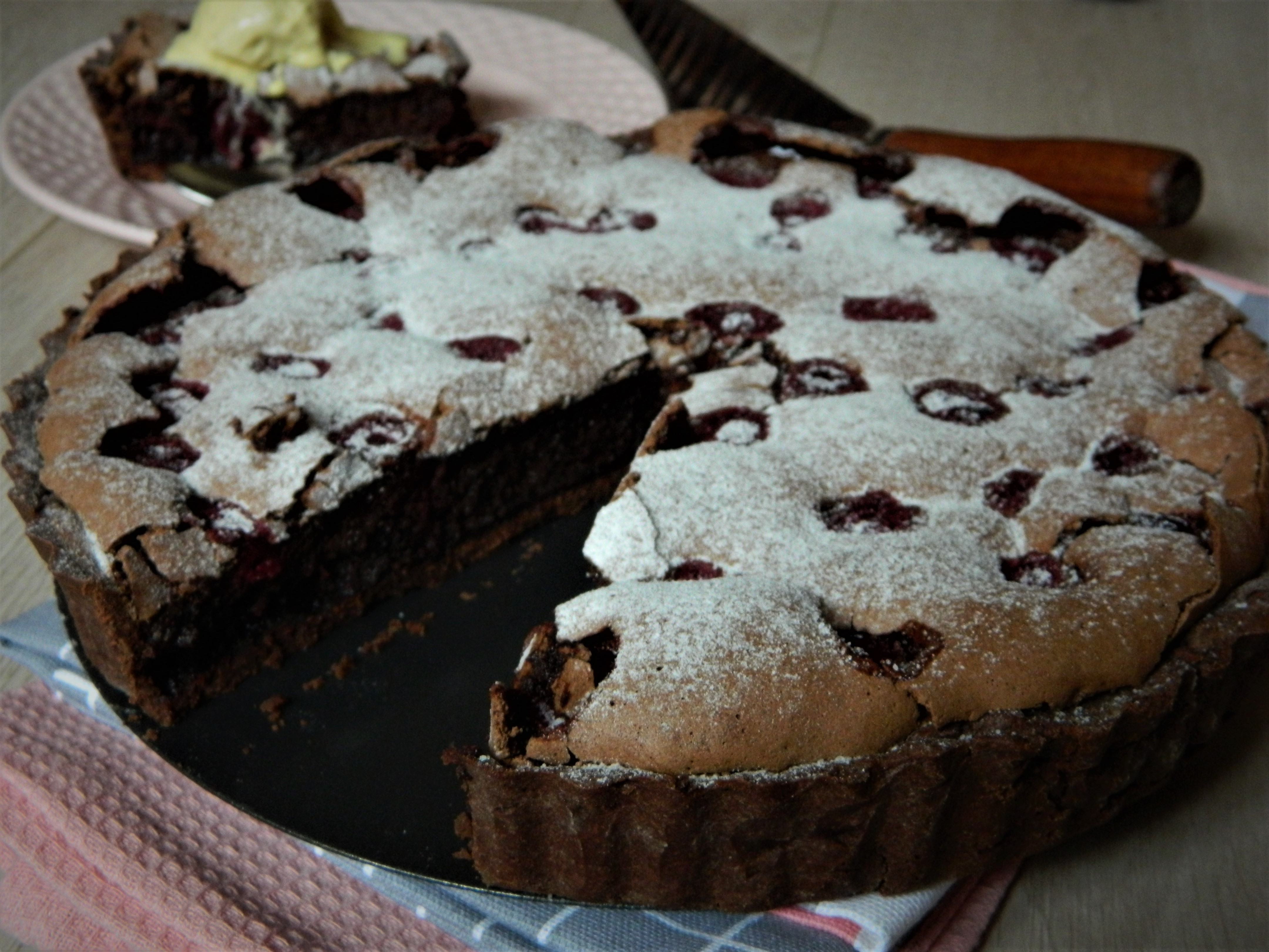 Desert tarta cu crema de ciocolata si visine