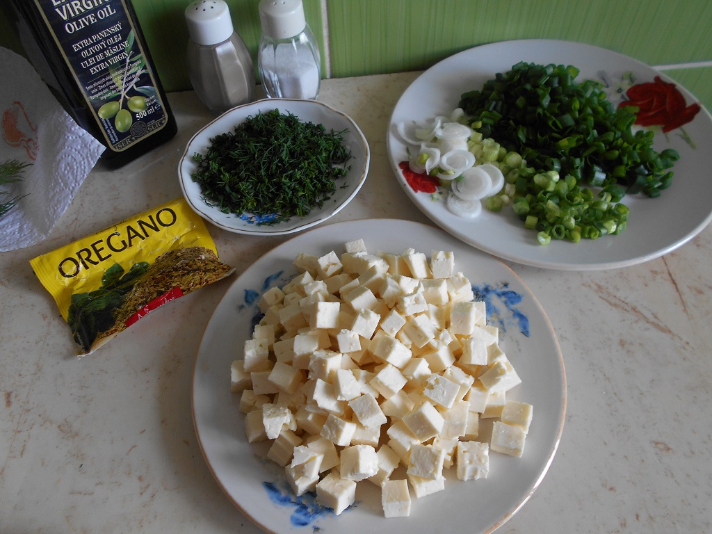 Salata de ardei capia copti, cu telemea si ceapa verde