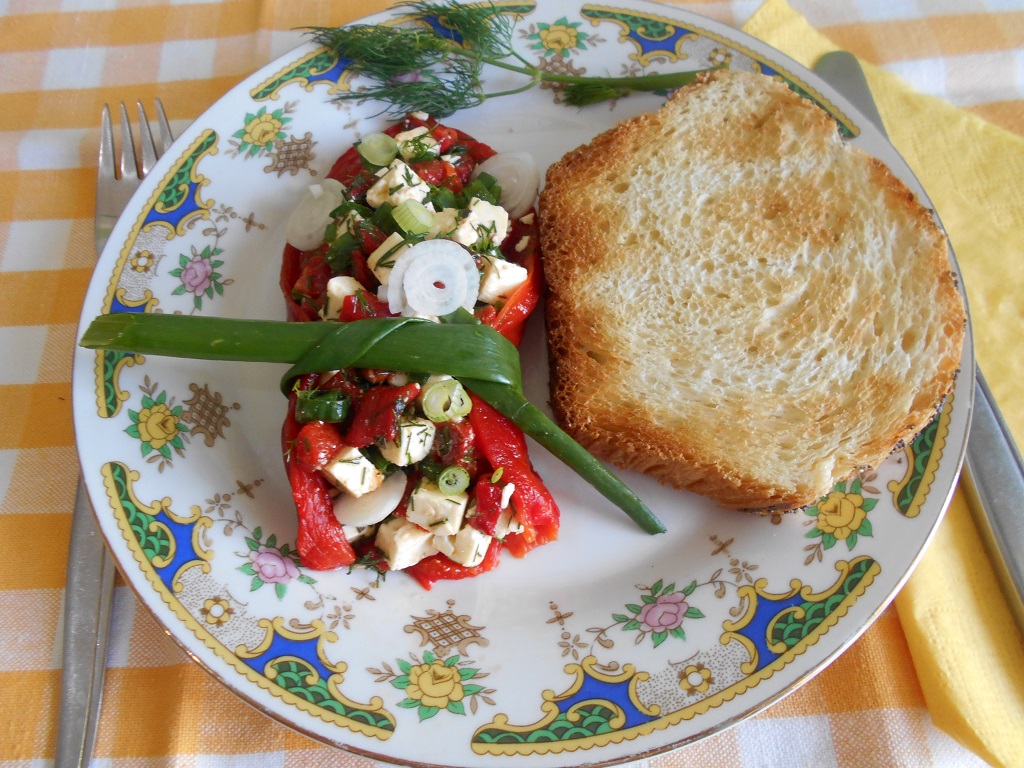 Salata de ardei capia copti, cu telemea si ceapa verde