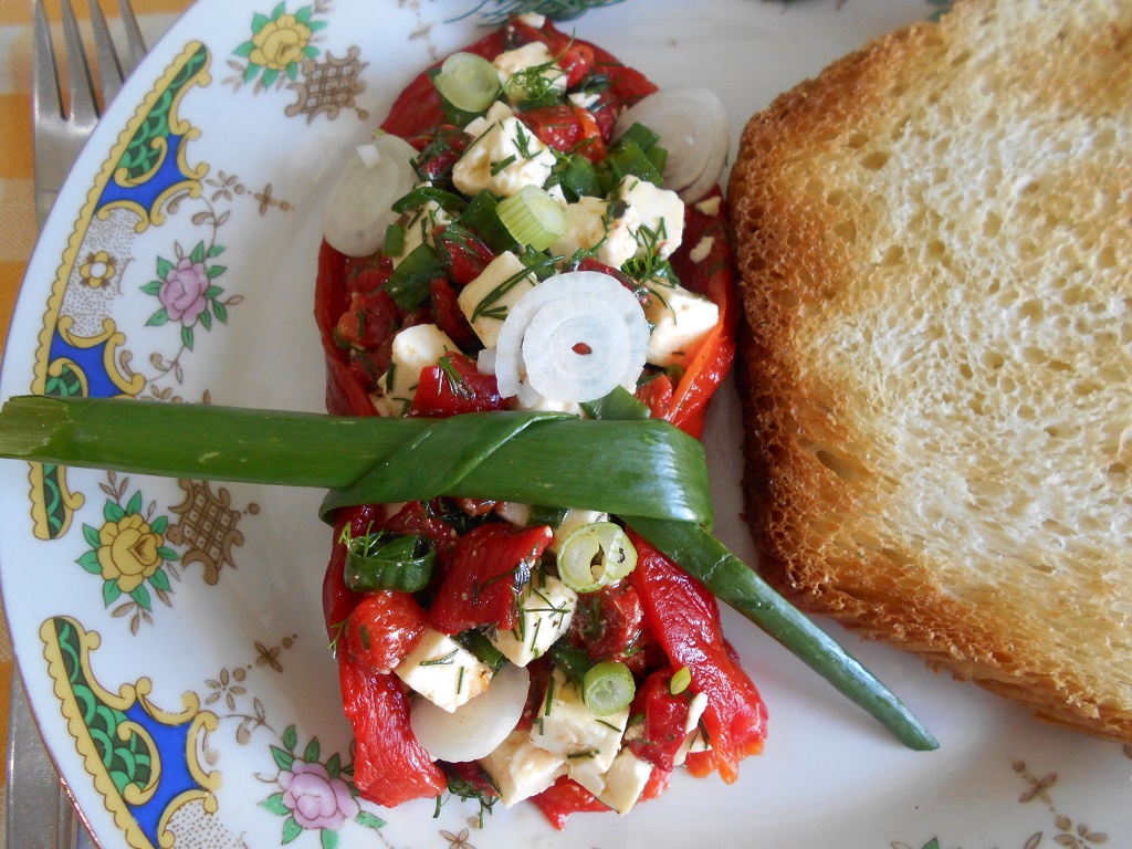 Salata de ardei capia copti, cu telemea si ceapa verde