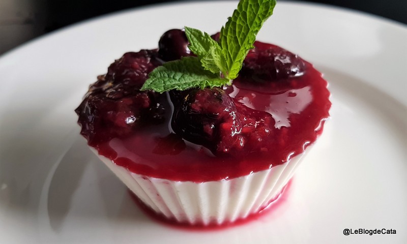 Desert panna cotta cu lapte de migdale si coulis de fructe de padure