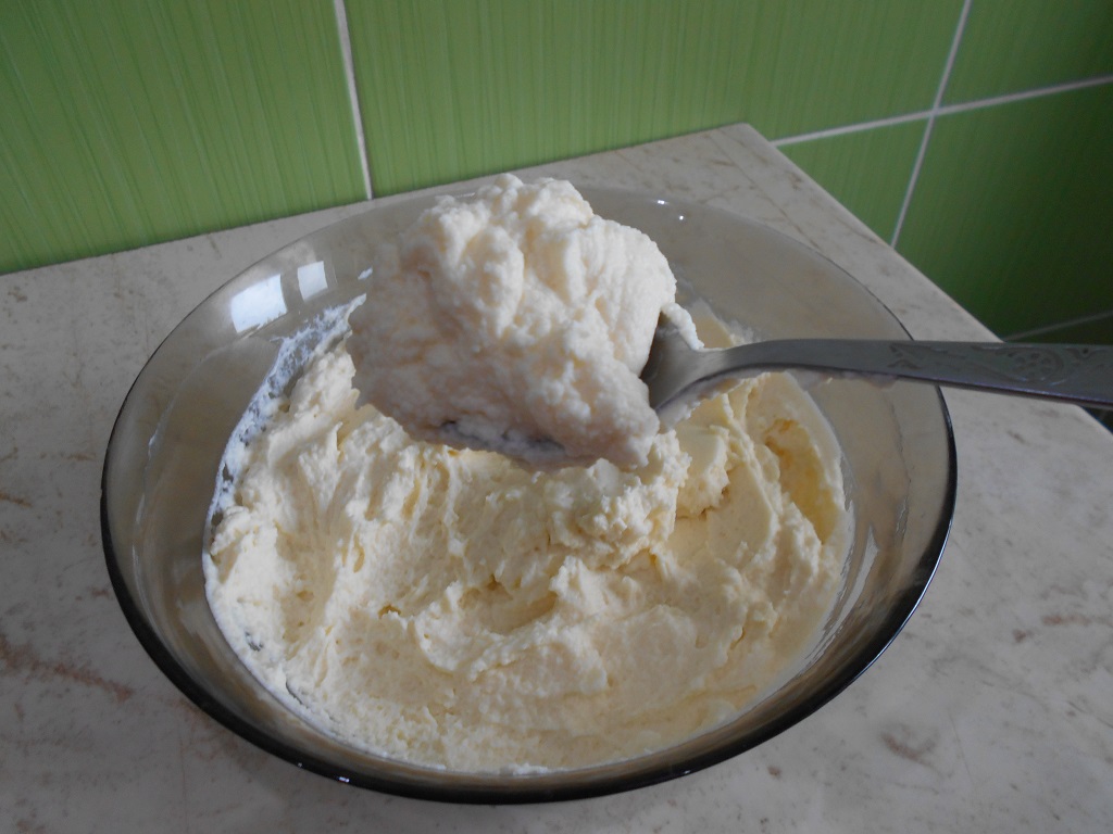 Crema de mascarpone cu frisca, pentru torturi si prajituri