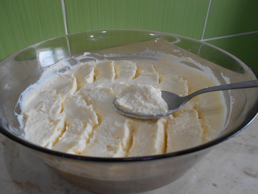 Crema de mascarpone cu frisca, pentru torturi si prajituri