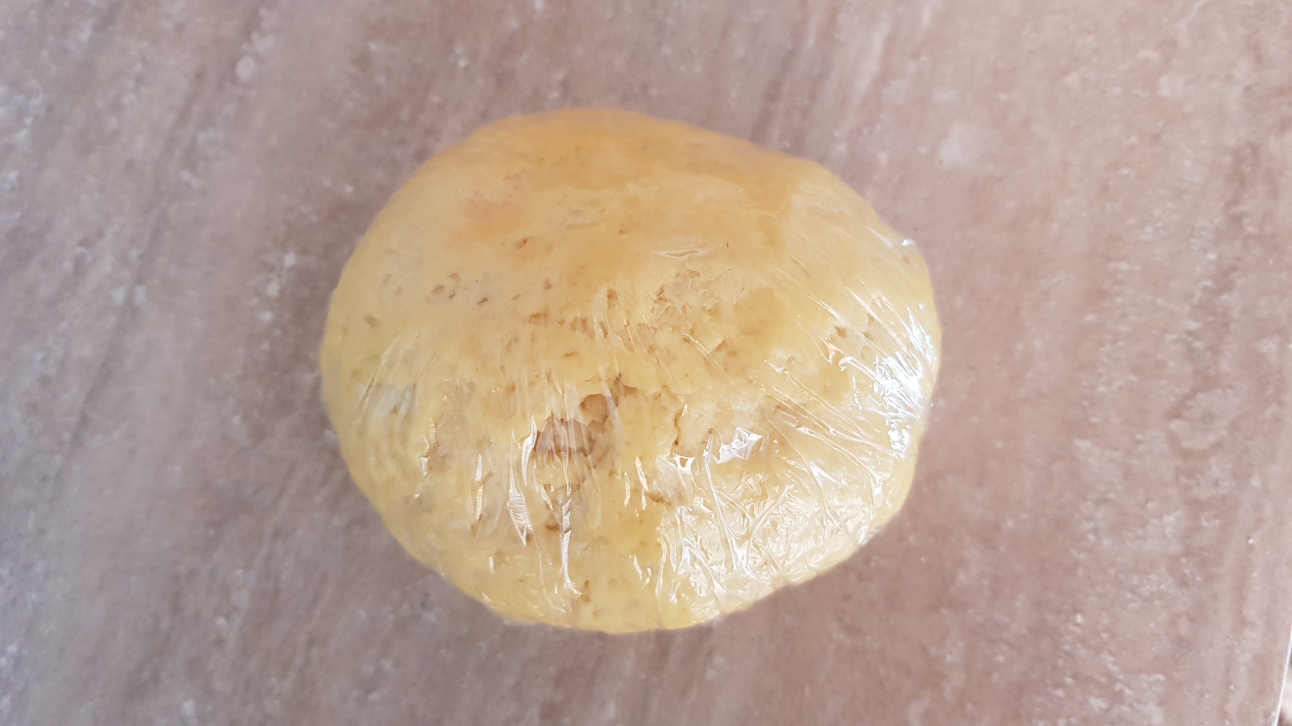 Aperitiv tarta cu branza si carnati