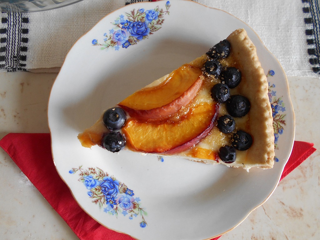 Desert tarta cu branza dulce, nectarine si afine