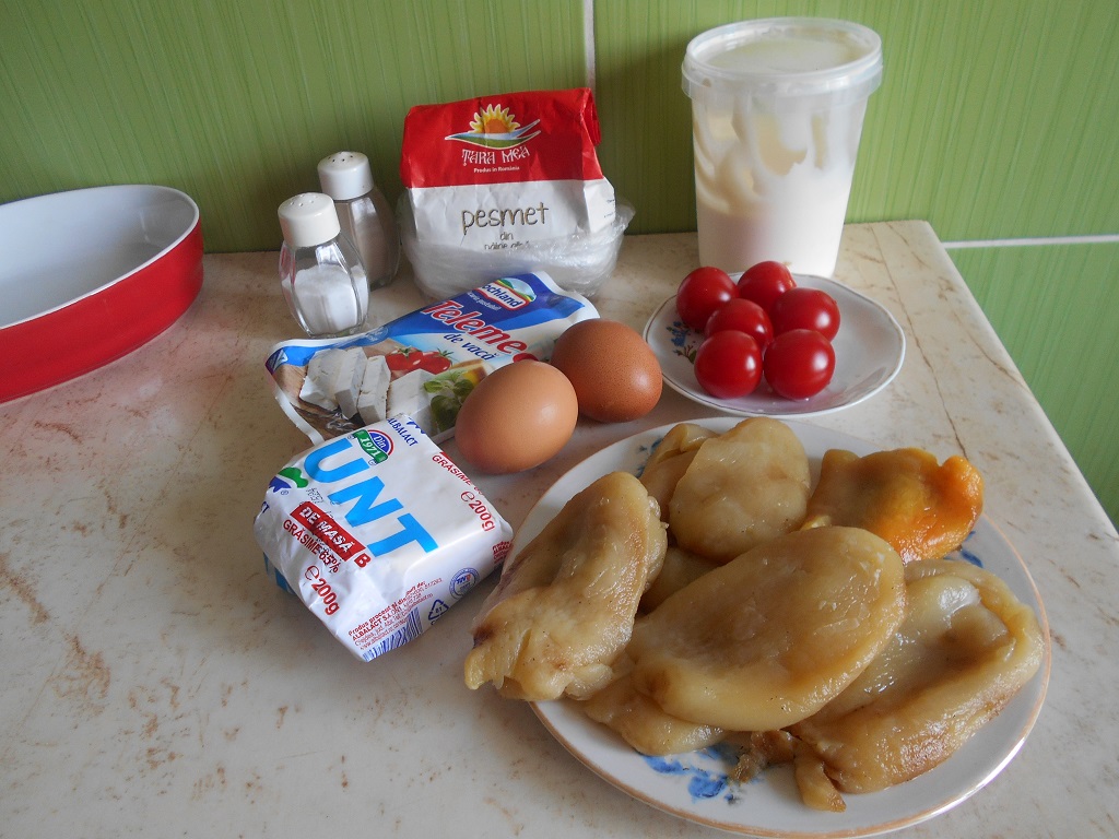 Aperitiv budinca sarata, cu ardei copti, telemea si rosii cherry