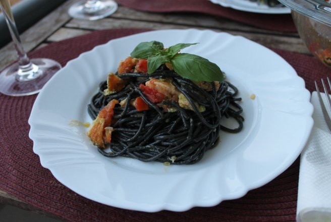 Paste negre cu somon si sos pesto