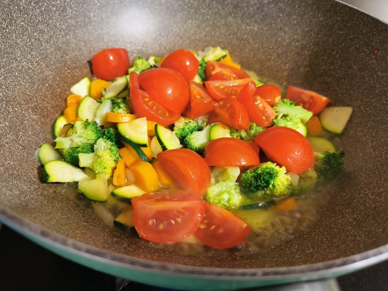 Broccoli, zucchini si rosii cherry in unt