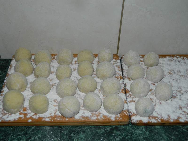 Desert galuste cu prune in crusta de biscuiti