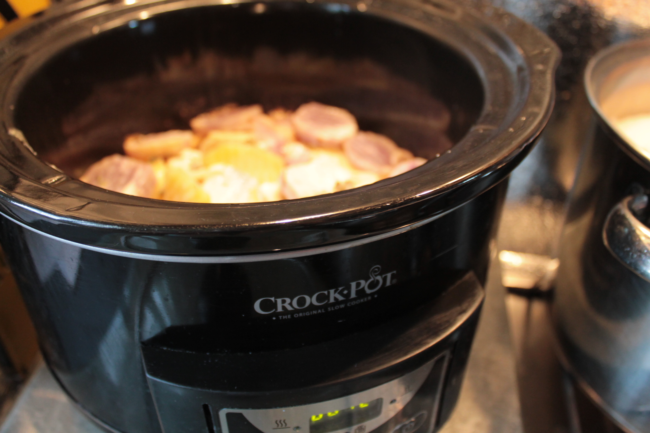 Cartofi si mere gratinate la slow cooker Crock Pot