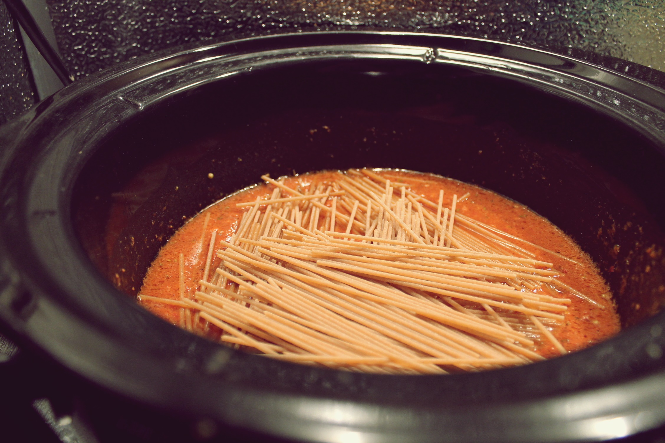 Spaghete integrale cu carne tocata de vita si must la slow cooker Crock Pot