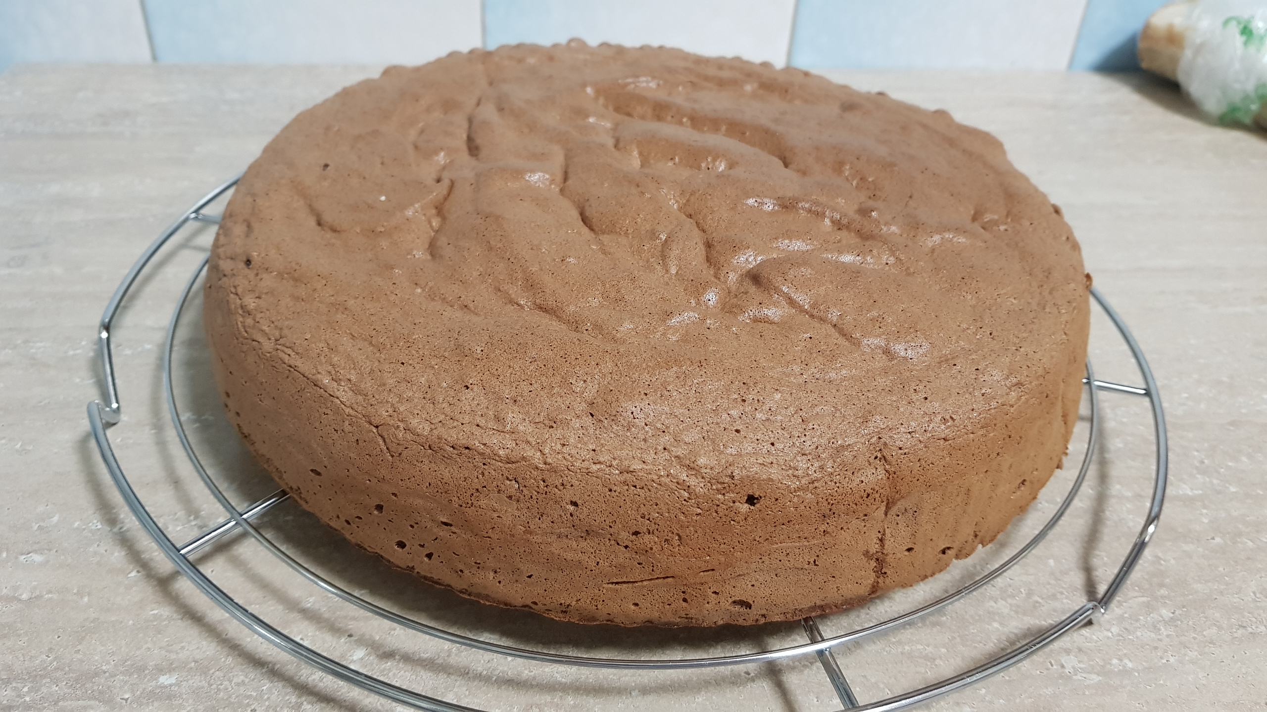 Desert tort cu crema de ciocolata, crema cu mascarpone si fructe