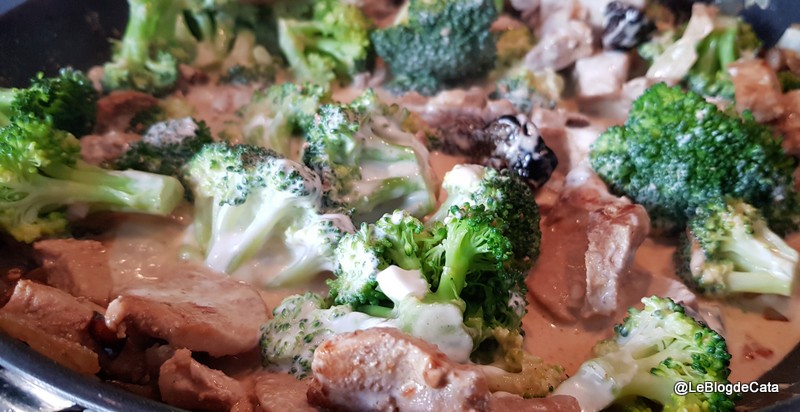 Carne de porc cu broccoli, crema de cocos si prune uscate