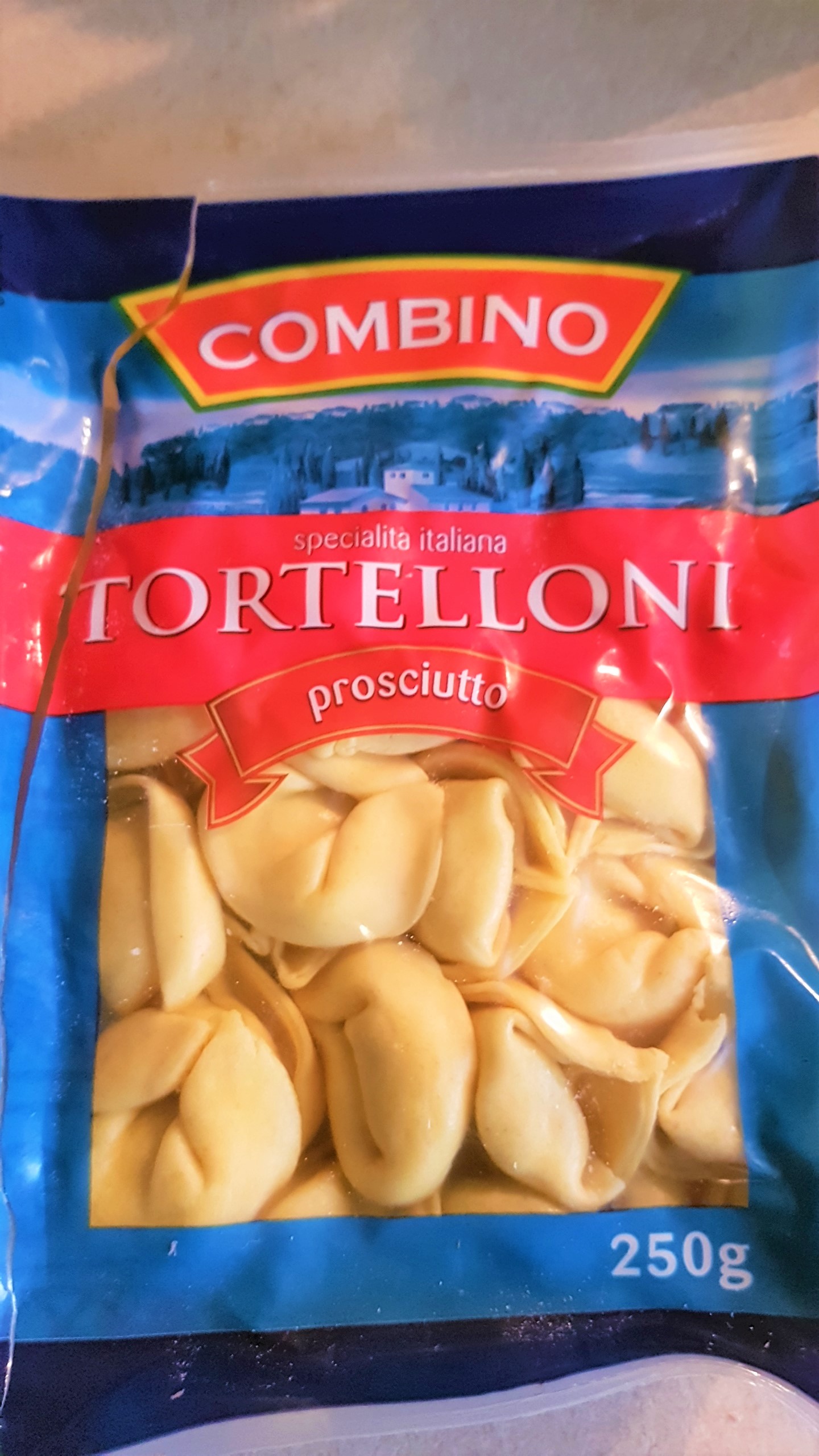 Tortellini cu sunca si sos Cheddar