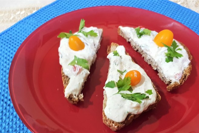 Aperitiv tartine cu crema de sprot afumat