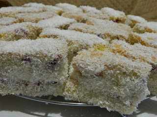 Desert Lamington cu merisoare si cocos