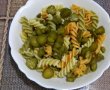 Salata de fusilli tricolore cu ton si castraveti acri-4