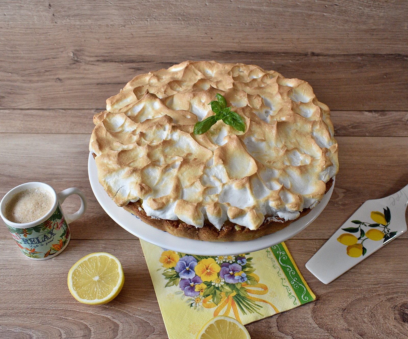 Desert tarta cu crema de lamaie si bezea