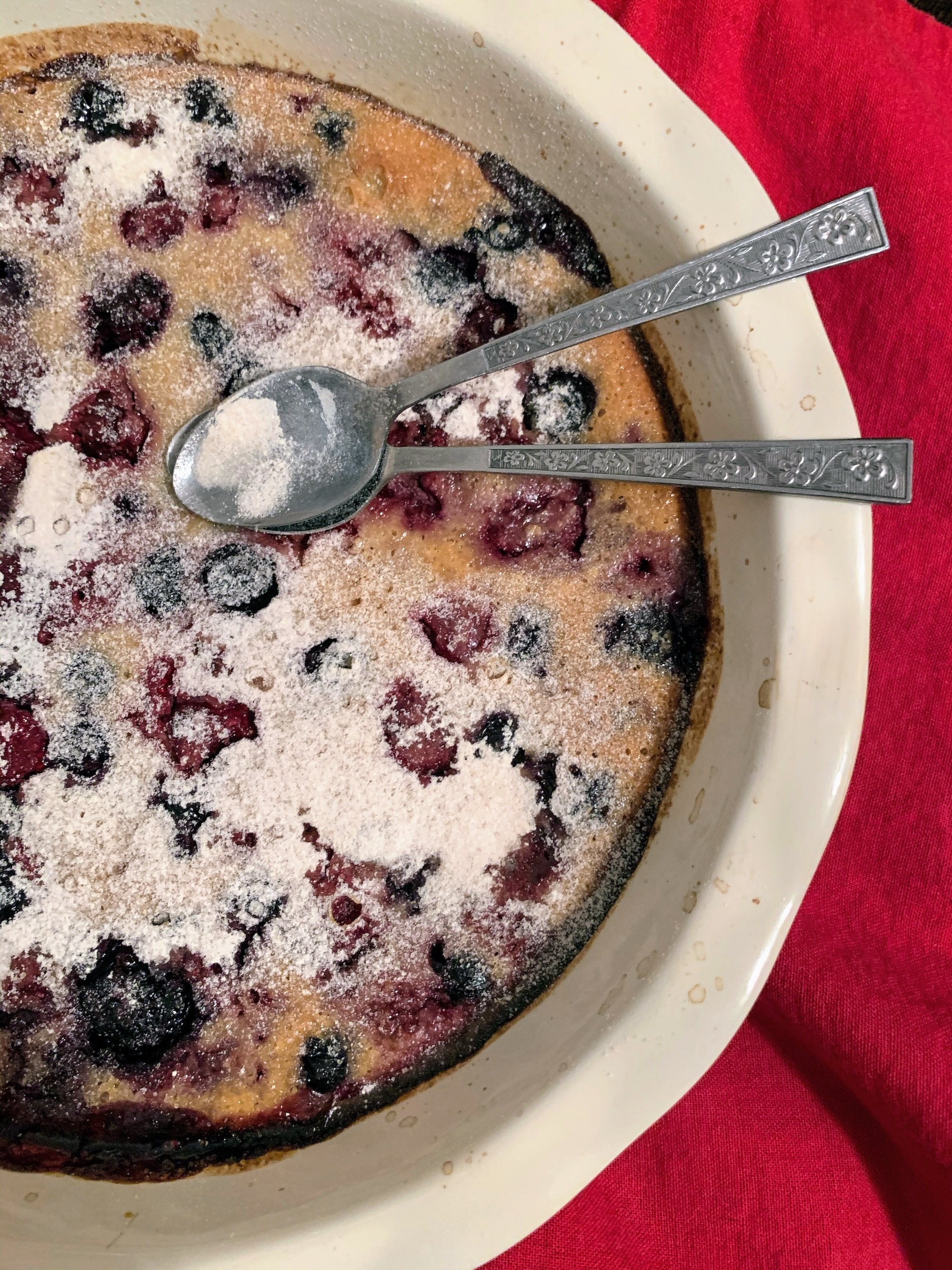 Desert clafoutis cu fructe de padure