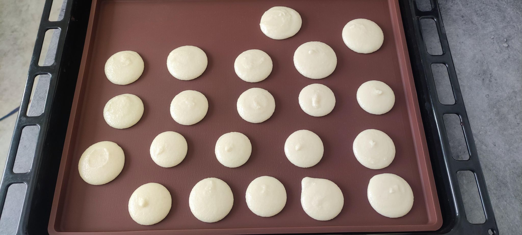 Desert macarons cu ciocolata (reteta nr. 400)