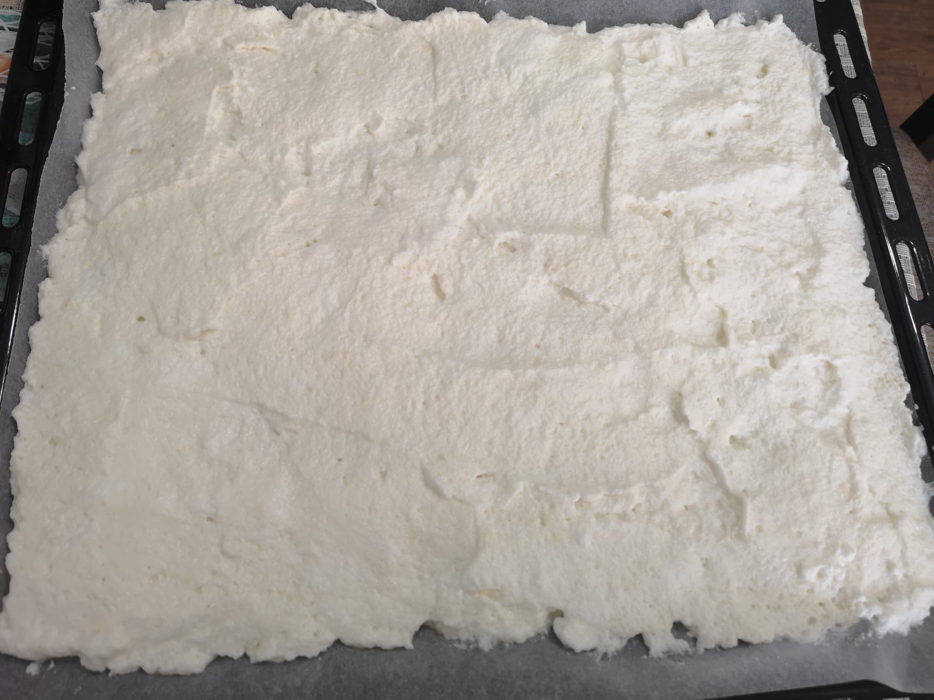 Desert prajitura cu blat de bezea, jeleu de zmeura si iaurt de mango - reteta nr. 700
