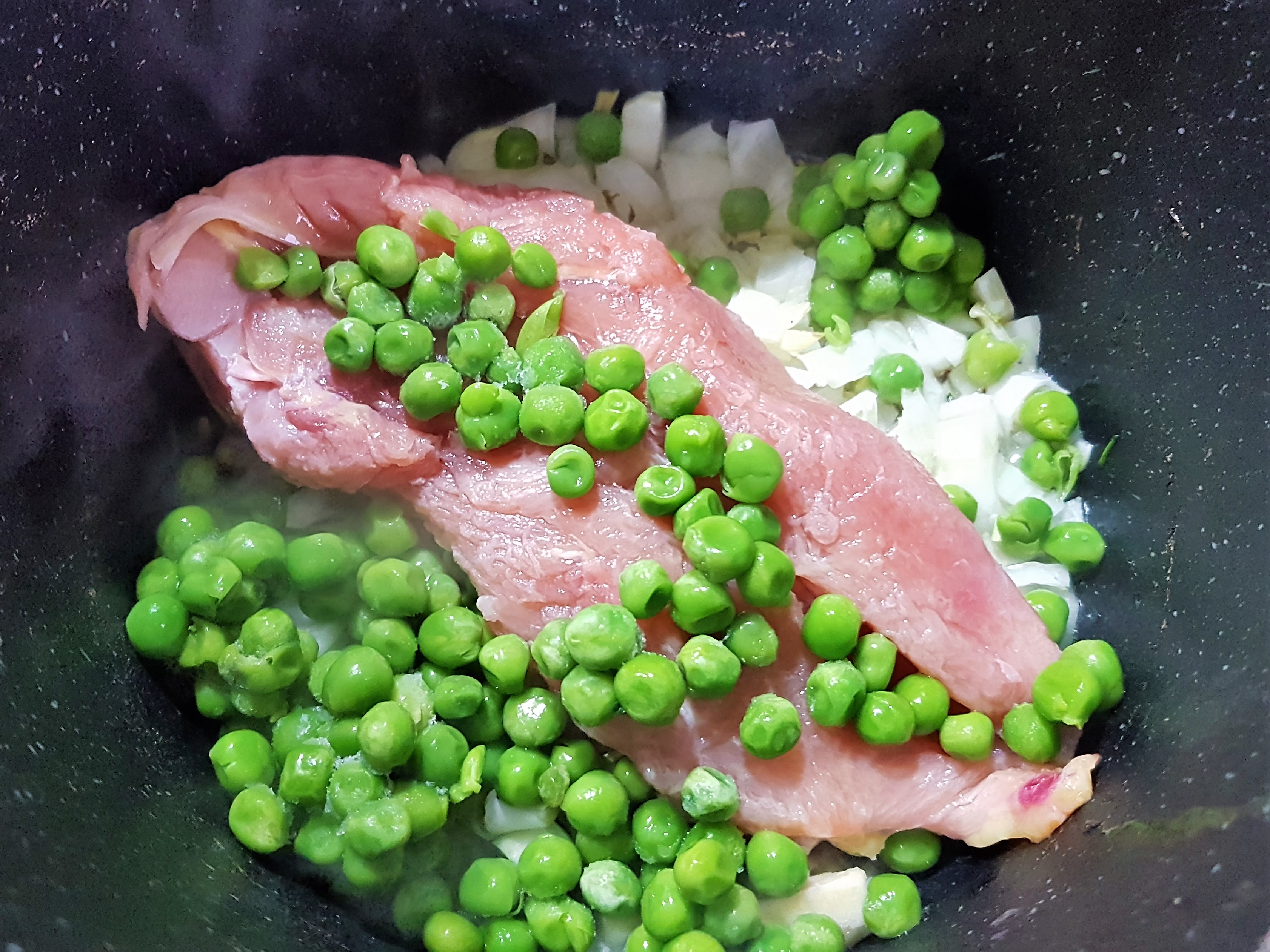 Supa de curcan cu mazare, conopida, broccoli si galuscute