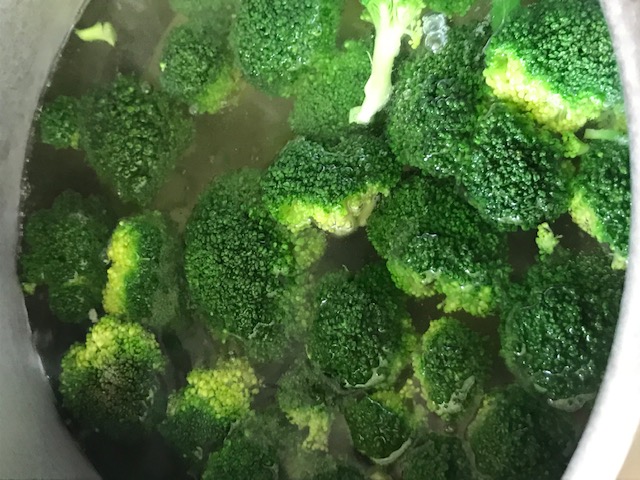 Gratin de broccoli cu paste si piept de pui