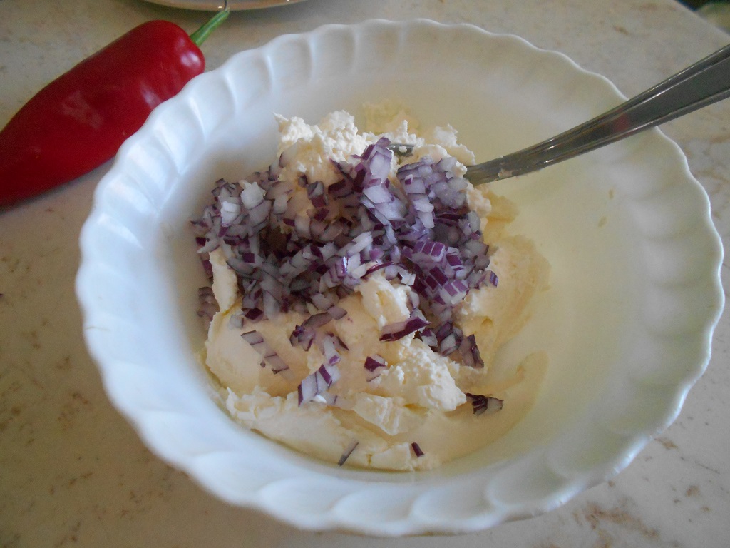 Aperitiv pasta tartinabila din branza de vaci, cu ceapa rosie si chimen