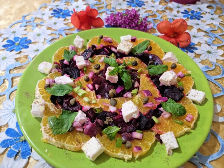 Salata de sfecla rosie, portocale si branza cremoasa