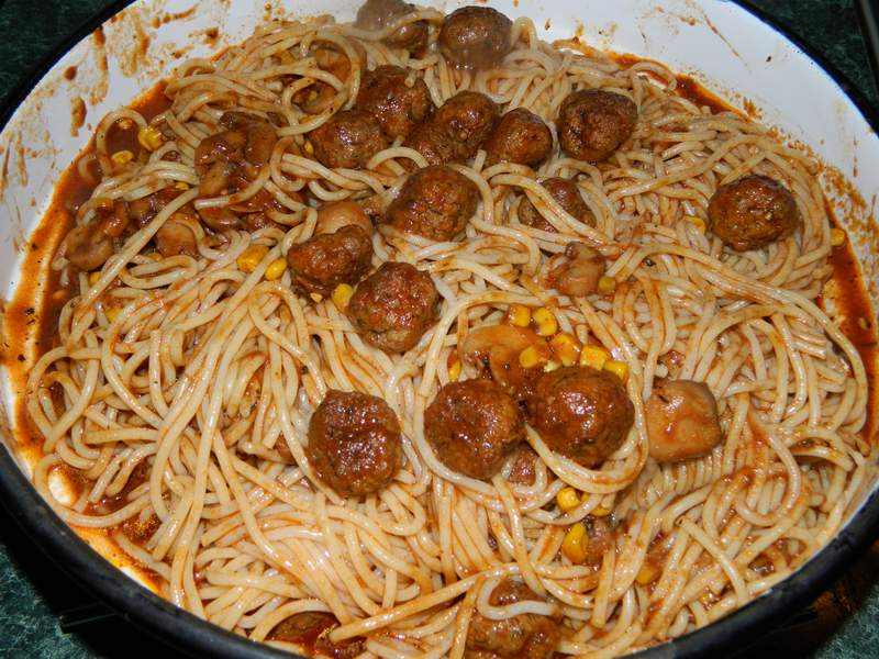 Spaghetti con le polpettine (spaghete cu chiftelute)