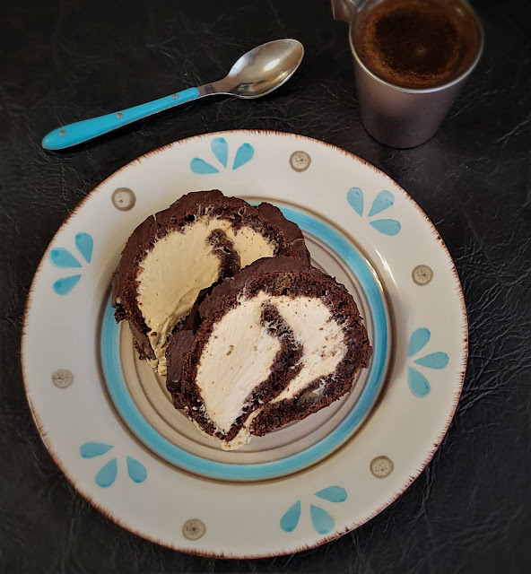 Desert rulada din bezea si nuci cu crema de mascarpone si cafea instant